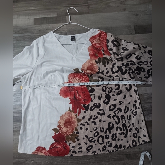 Asymmetrical White and Red Floral Blouse - Picture 5 of 6